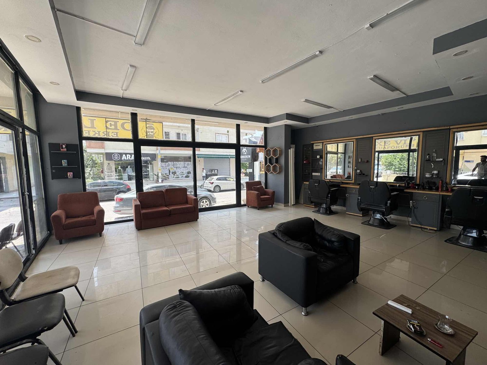 Aydınlıkevler Dersaneler sokağı kiralık köşe dükkan 90 m2